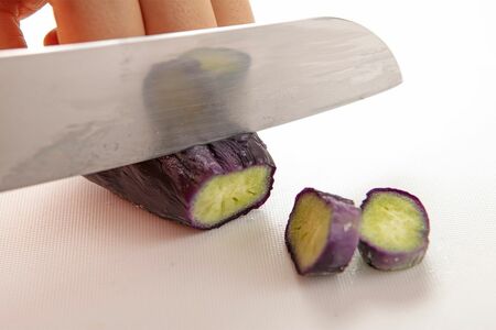ラップに包んだままの冷凍なすを耐熱皿に置き、1本あたり電子レンジで30秒加熱。半解凍状態になるので、料理に合わせてカットして使う。（写真提供／ニチレイフーズ）