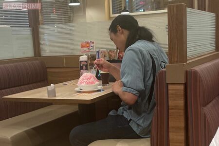 かき氷を食べる布川(1)