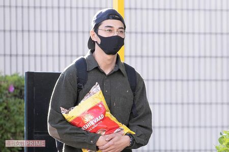 今年5月に群馬県内で行われた朗読劇のにひとりで会場入りした東出昌大