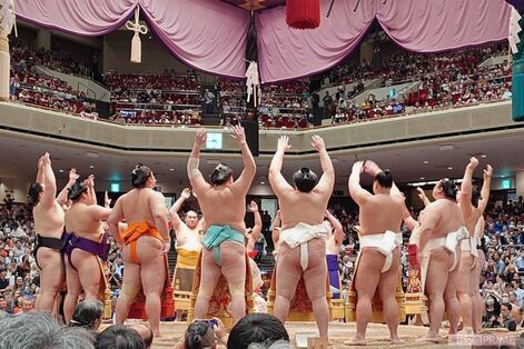 【大相撲】溜席に芸能人ズラリ！ デヴィ夫人らが映り込む理由とは？