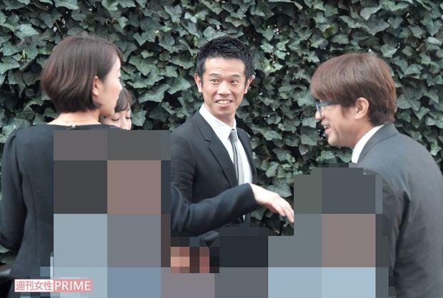 小学校の入学式に訪れた庄司と藤本