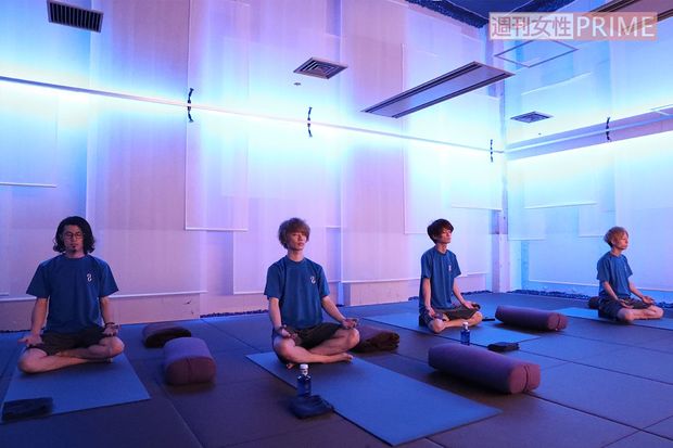 ようやく終了。照明も涼やかなブルーになりました