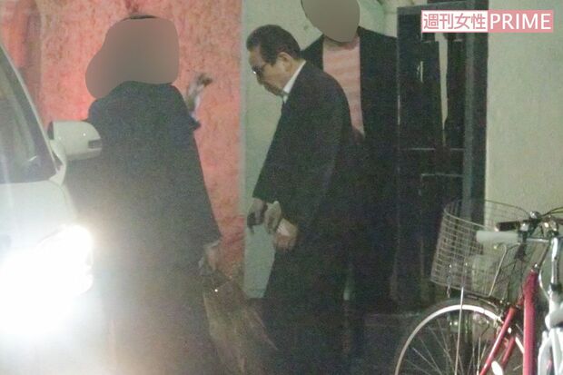 東京・六本木の有名うどん店から帰宅するタモリ（'14年4月）