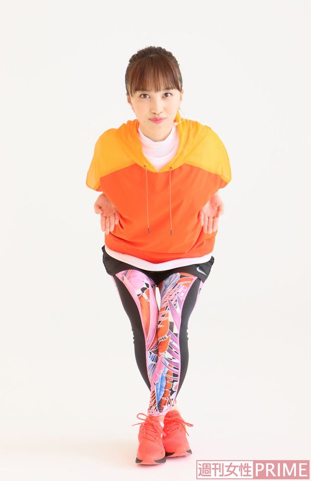 《2》ひざとヒップラインが平行になるまでしゃがむ。ひじはもっと後ろまで引く。わきはしめる。