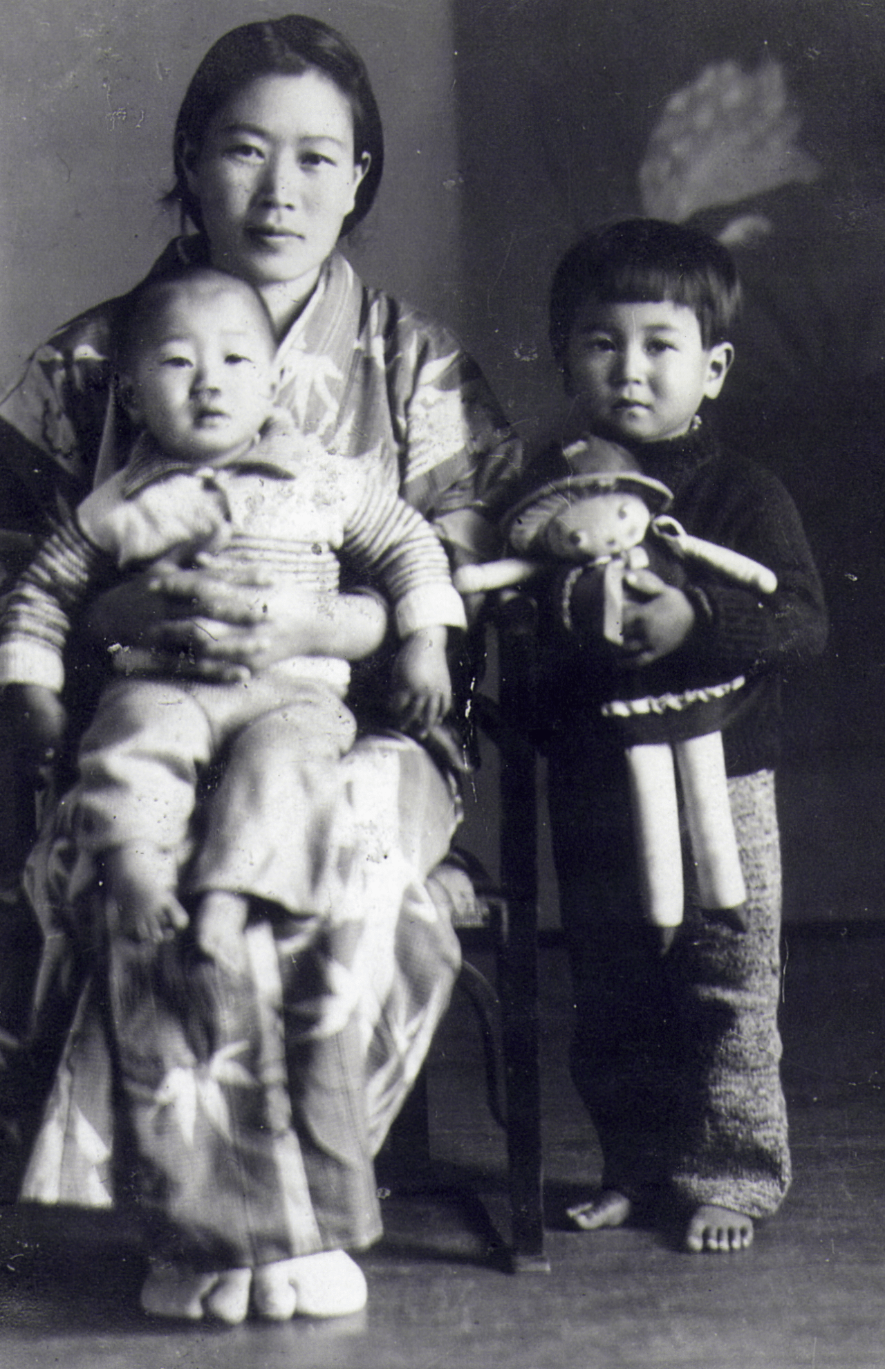 3歳。母の膝に抱かれて