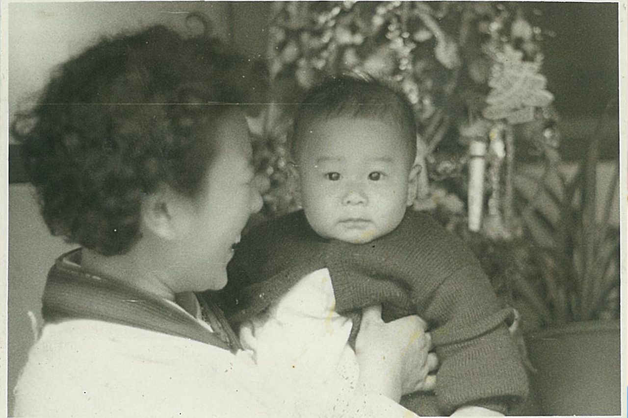 2歳のころ、岡山の生家にて、母親と