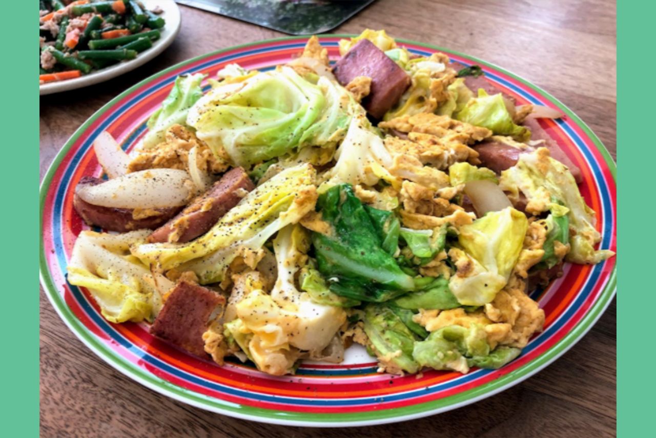 見るからにおいしそうなこうちゃんの料理『春キャベツSPAMエッグ』（公式ブログより）