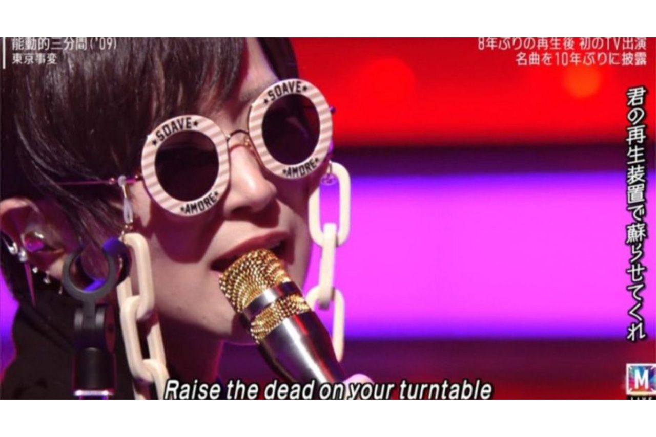 奇抜なデザインの『GUCCI』のサングラスを着用して音楽番組に出演した椎名林檎。SNSで話題になったことも