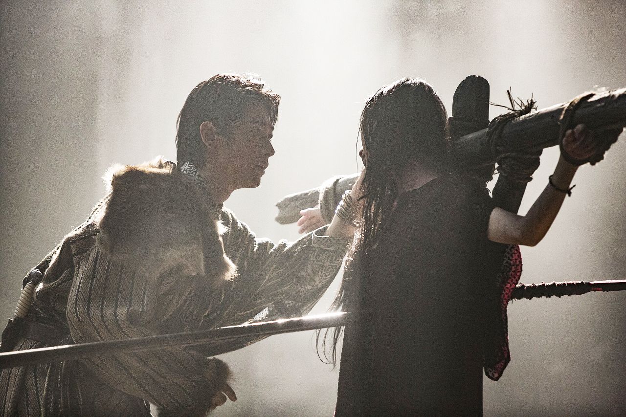 イーハンと許されない恋に落ちるトリーシア（壇蜜）が磔にされ胸には槍が突き刺さって…『精霊の守り人 悲しき破壊神』より（C)NHK