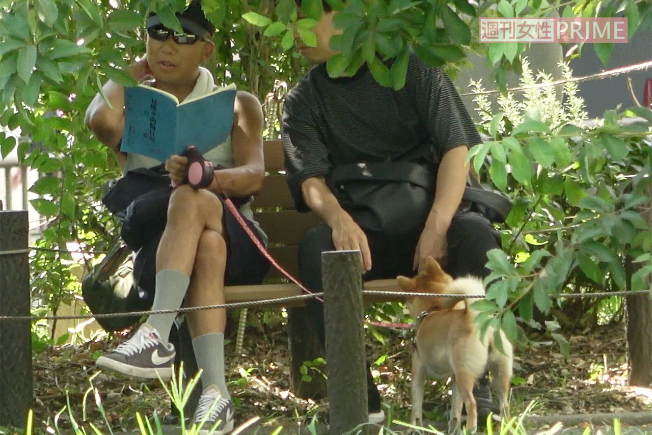 2024年8月下旬の猛暑の中、木陰になっているベンチに座って、台本を読む市川猿之助と弟子の市川段一郎