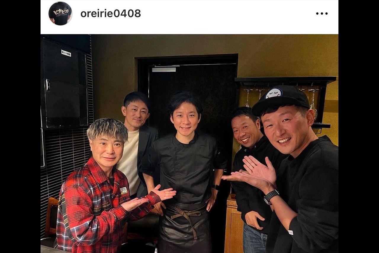 中央が渡部建。バイトの制服を着こなし笑顔を見せている（カラテカ入江のインスタより）