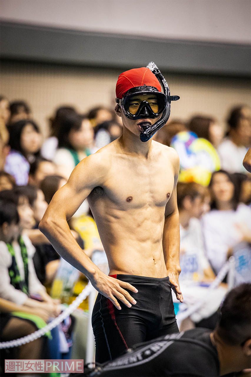 腰に手を当て気合いじゅうぶん！　撮影／廣瀬靖士