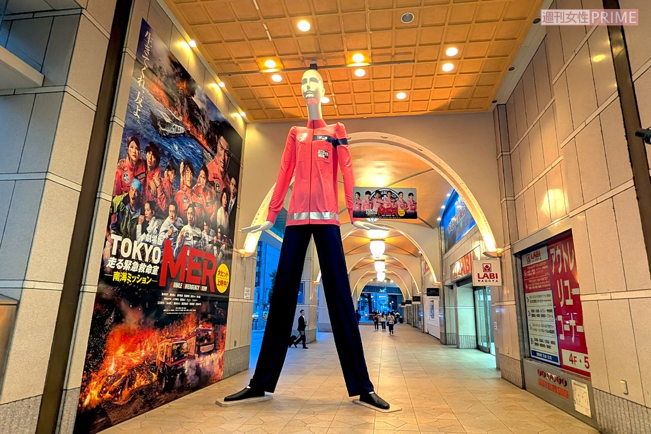 劇場版『TOKYOMER～走る緊急救命室～南海ミッション』仕様になった名古屋駅「ナナちゃん人形」（編集部撮影）