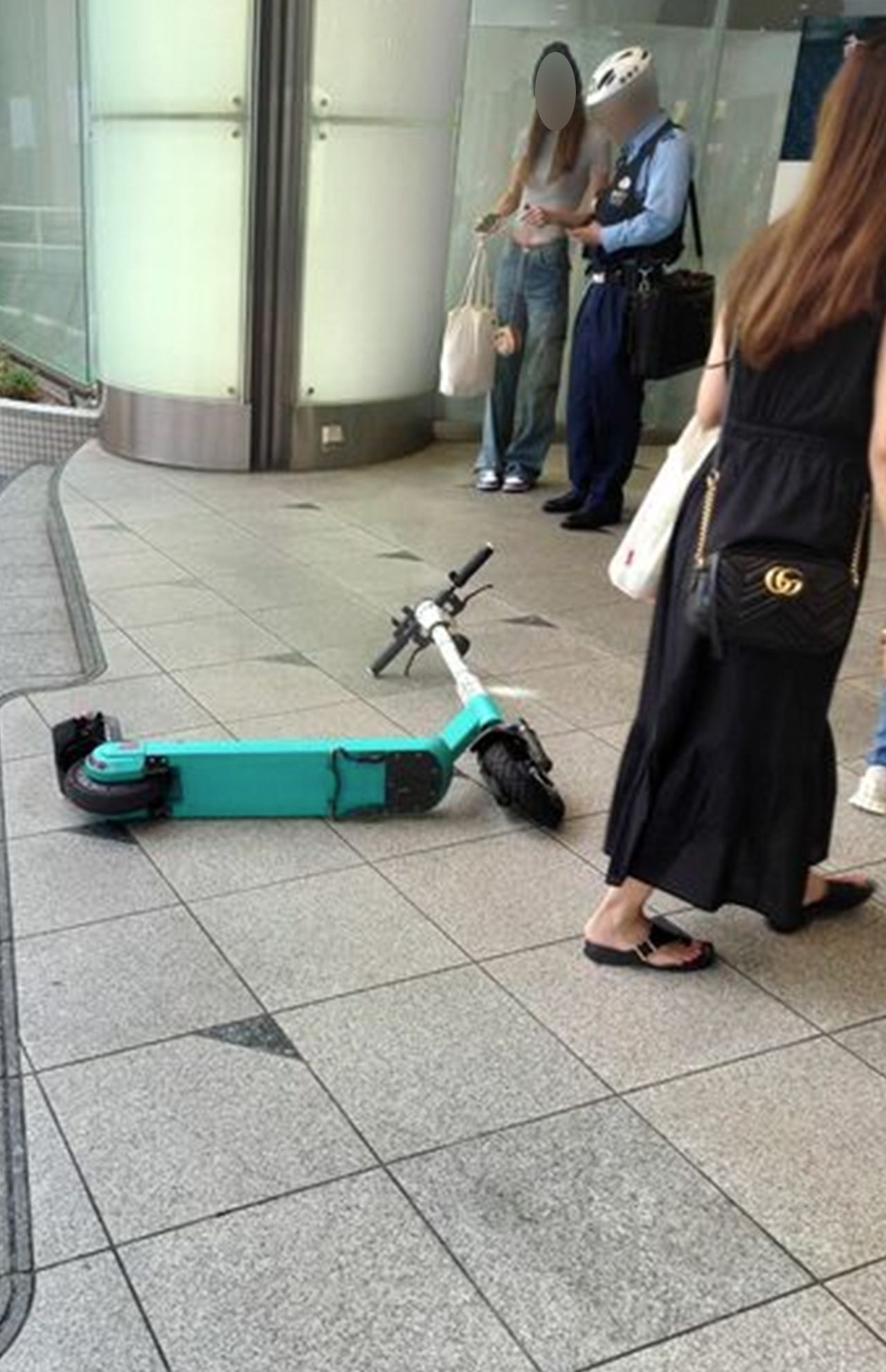 23年9月、東京・池袋駅近くの歩道上で電動キックボードを運転中に60代の女性に衝突した直後に一般人によって投稿されたもの（Xより）