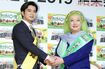 握手を交わした松本潤と美輪明宏 撮影/佐藤靖彦