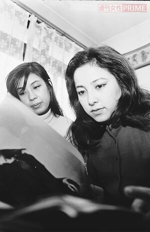 デビュー当時の冨士眞奈美さん（右）。左側が冨士さんのお姉さん