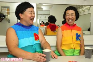 ケロポンズの2人。大人気曲『エビカニクス』を含むDVDつきベスト・アルバム『おどって あそぼう!!ケロポンズBEST』（ユニバーサルミュージック）は、Amazonキッズ・ファミリー音楽ランキングで1位に輝くなど絶賛発売中