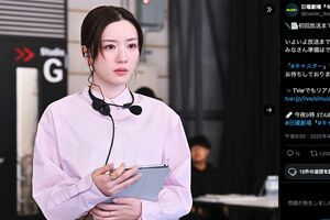 「不自然なほどに白い」と指摘された永野芽郁（『キャスター』公式Xより）