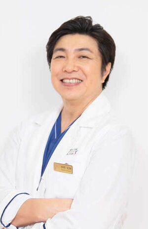 中村光伸先生●光伸メディカルクリニック院長。医学博士。整形外科医の知見から骨の仕組み、身体の動かし方を活かした骨のトレーニングを提唱する骨の専門医。骨の強化と全身の機能回復を両立する「骨たたき」を考案。著書に『ひざたたき　世界一かんたんな健康法』（アスコム）。