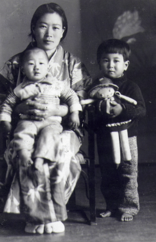 3歳。母の膝に抱かれて