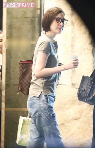 2017年7月、三谷幸喜脚本の舞台『子供の事情』の中打ち上げにて。天海はグレーのポロシャツにジーンズというラフな服装で、黒縁のメガネをかけて現れた