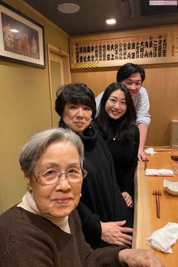 母に息子夫婦と3世代がそろった食事会。息子の剛暉さんは亡き父の遺志を継ぎ政治家に