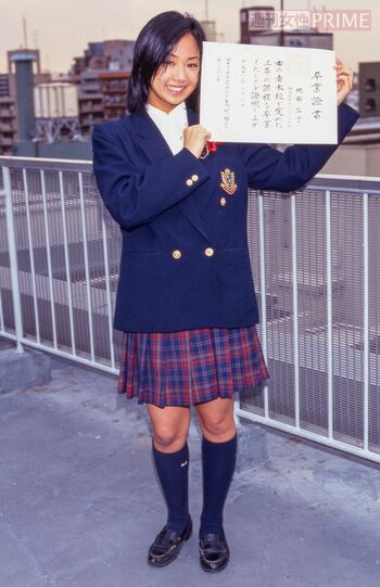 卒業式のあった私立高校ではなく、所属事務所のビル屋上で卒業証書を披露した優香（'99年卒業）