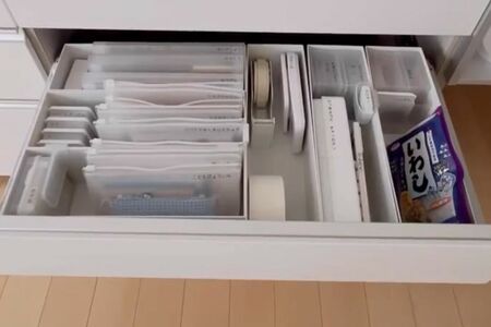 ダイニングテーブルに座ったままで取り出せる位置に、文房具とふりかけが一緒に入っている