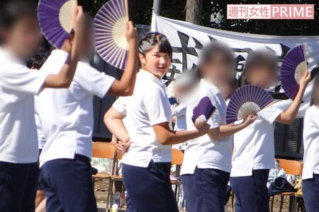 '18年、学校の運動会で扇子を持ちながら『千本桜』の曲に合わせ同級生とダンスを披露された愛子さま