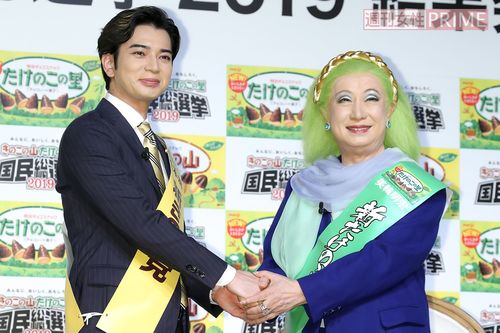 握手を交わした松本潤と美輪明宏　撮影／佐藤靖彦