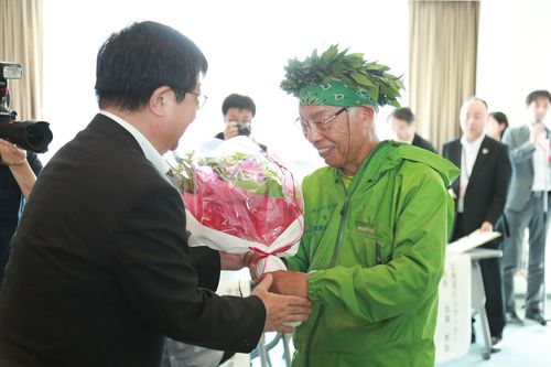 「親切な人との出会いに力をもらった」と感謝を述べ、支援活動の新たなスタートを切った　撮影／森田晃博