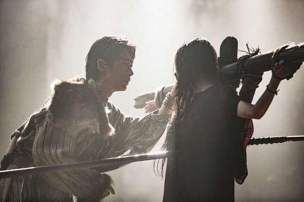 イーハンと許されない恋に落ちるトリーシア（壇蜜）が磔にされ胸には槍が突き刺さって…『精霊の守り人悲しき破壊神』より（C)NHK