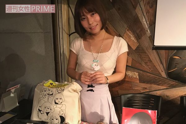 取材の後はトークイベントに参加。会場でたくさんのオリジナルグッズを販売する姫乃さん。ファンとのチェキ撮影も行われ盛り上がっていた。撮影／吉岡竜紀