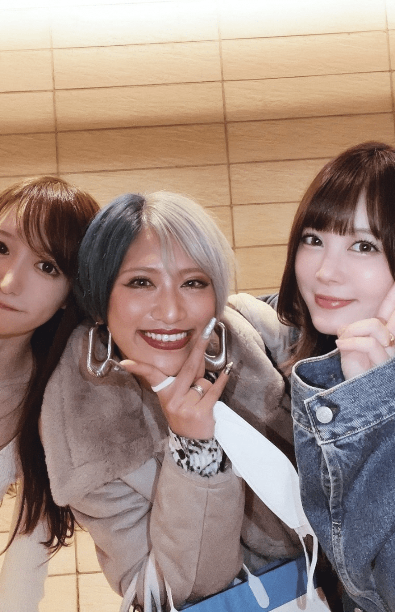 清水あいりが公開したぱーてぃーちゃん信子と北乃きいとの3ショット（公式Xより）	