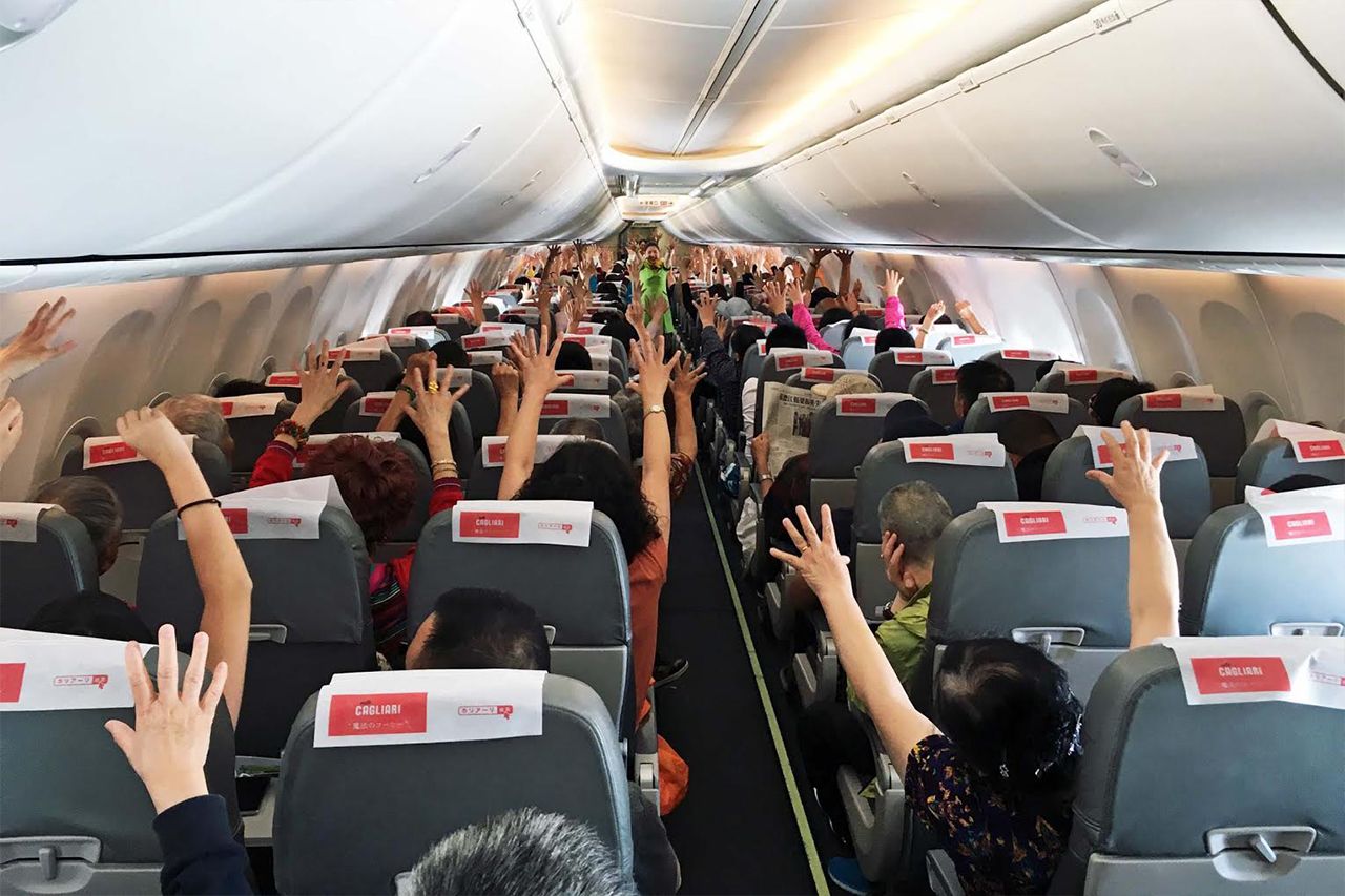 Spring Japanの2時間以上のフライトで名物の「Spring体操」（写真提供／Spring Japan）