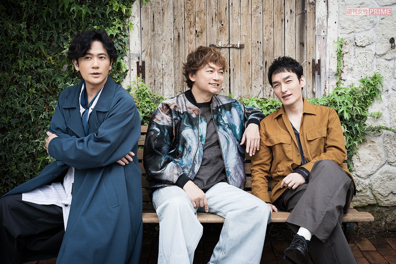 写真左から稲垣吾郎、香取慎吾、草なぎ剛　撮影／廣瀬靖士　取材・文／今井ひとみ（稲垣）、花村扶美（草なぎ、座談会）、伏見香織（香取）　ヘアメイク／金田順子（稲垣）、荒川英亮（草なぎ）、石崎達也（香取）　スタイリスト／黒澤彰乃　衣装協力／junhashimoto/junhashimoto OMOTESANDO、ネフォロジスト/株式会社ワイエムティー