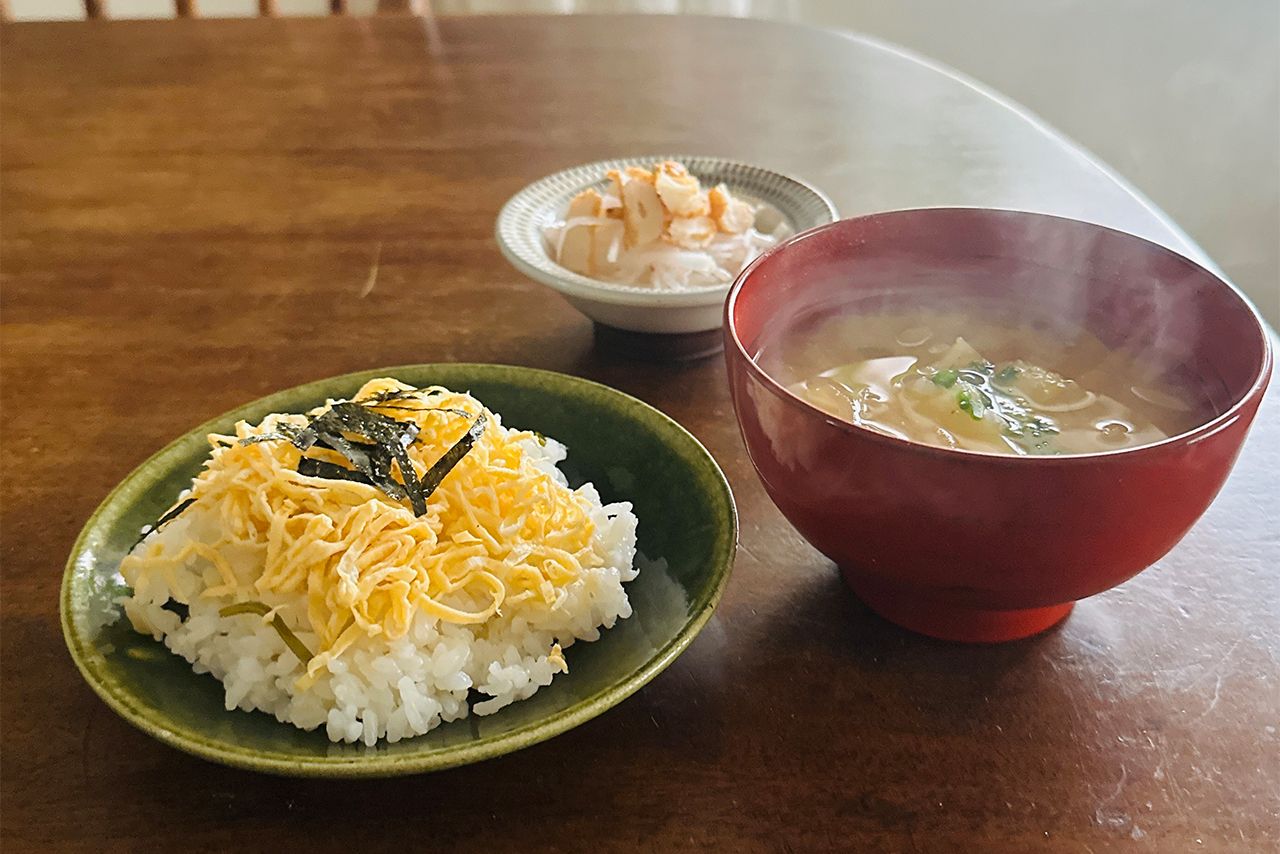 この日はちらし寿司。具は昨晩の煮物、錦糸卵も取り分けておいたもの