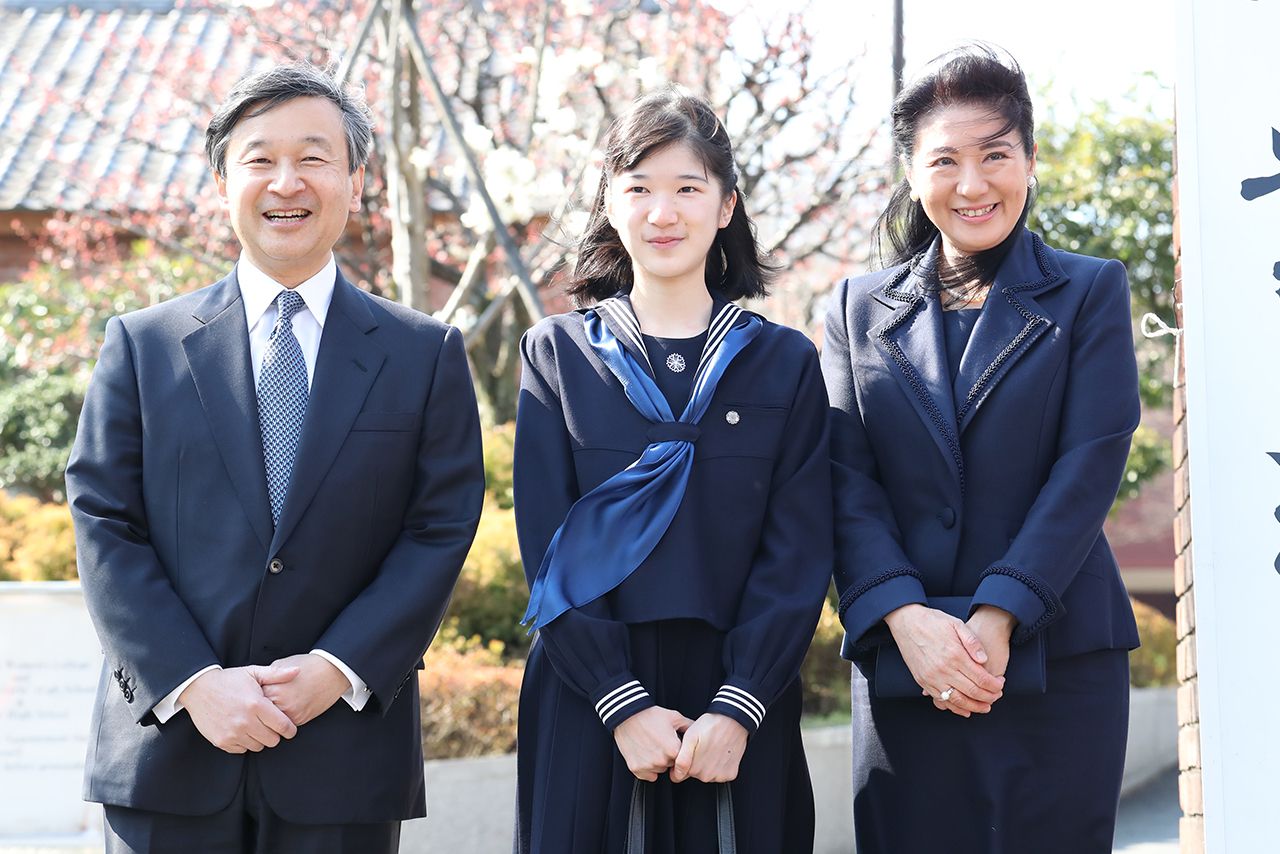 強風の中、取材陣の問いかけにしっかりとお答えになった愛子さま（3月22日・卒業式）