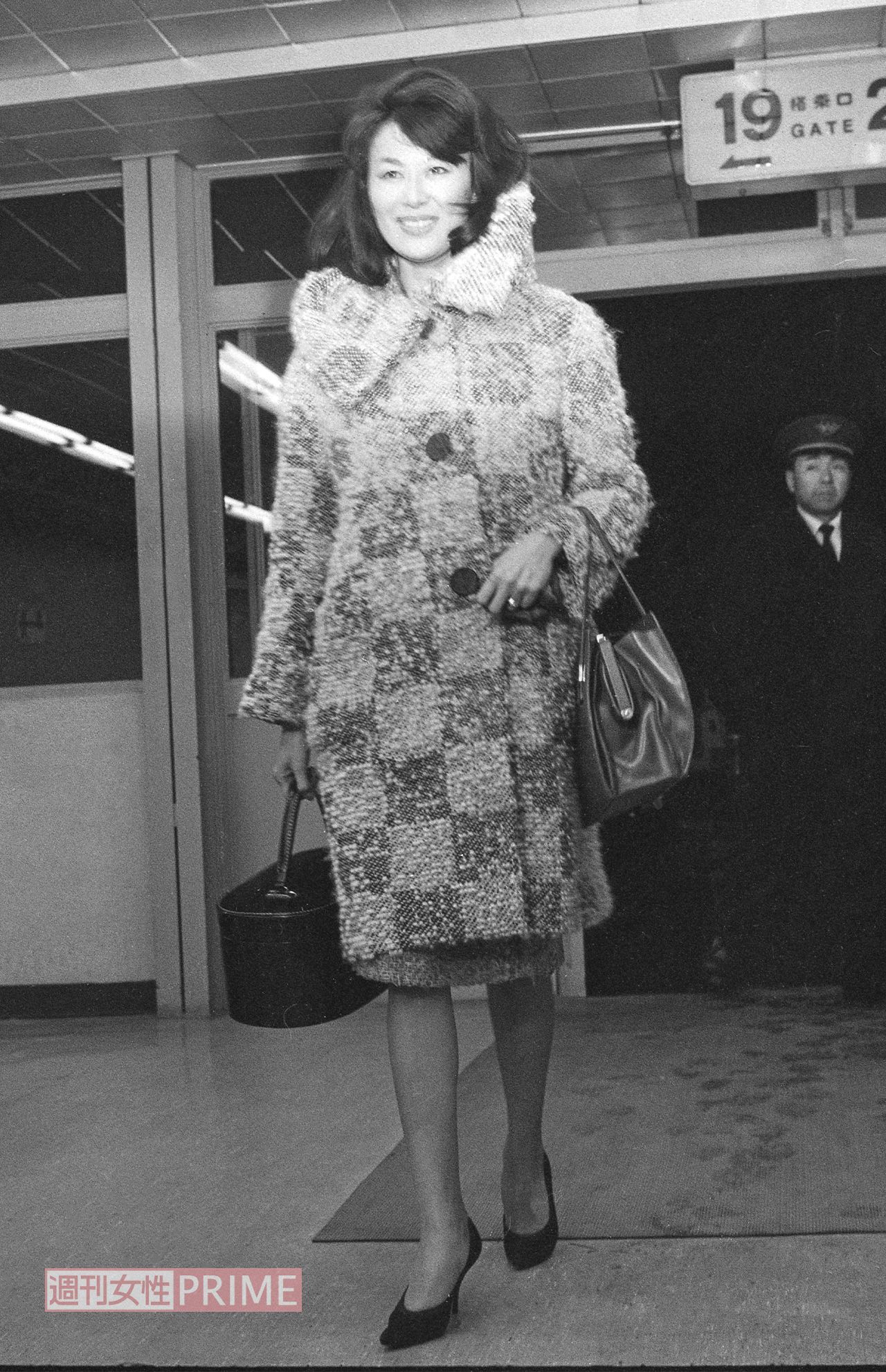フランス・パリから帰国して仕事に向かった岸惠子さん