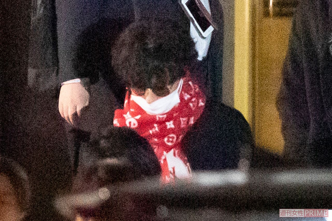 真っ赤なルイ・ヴィトンのマフラーがキマってるKis-My-Ft2・藤ヶ谷太輔