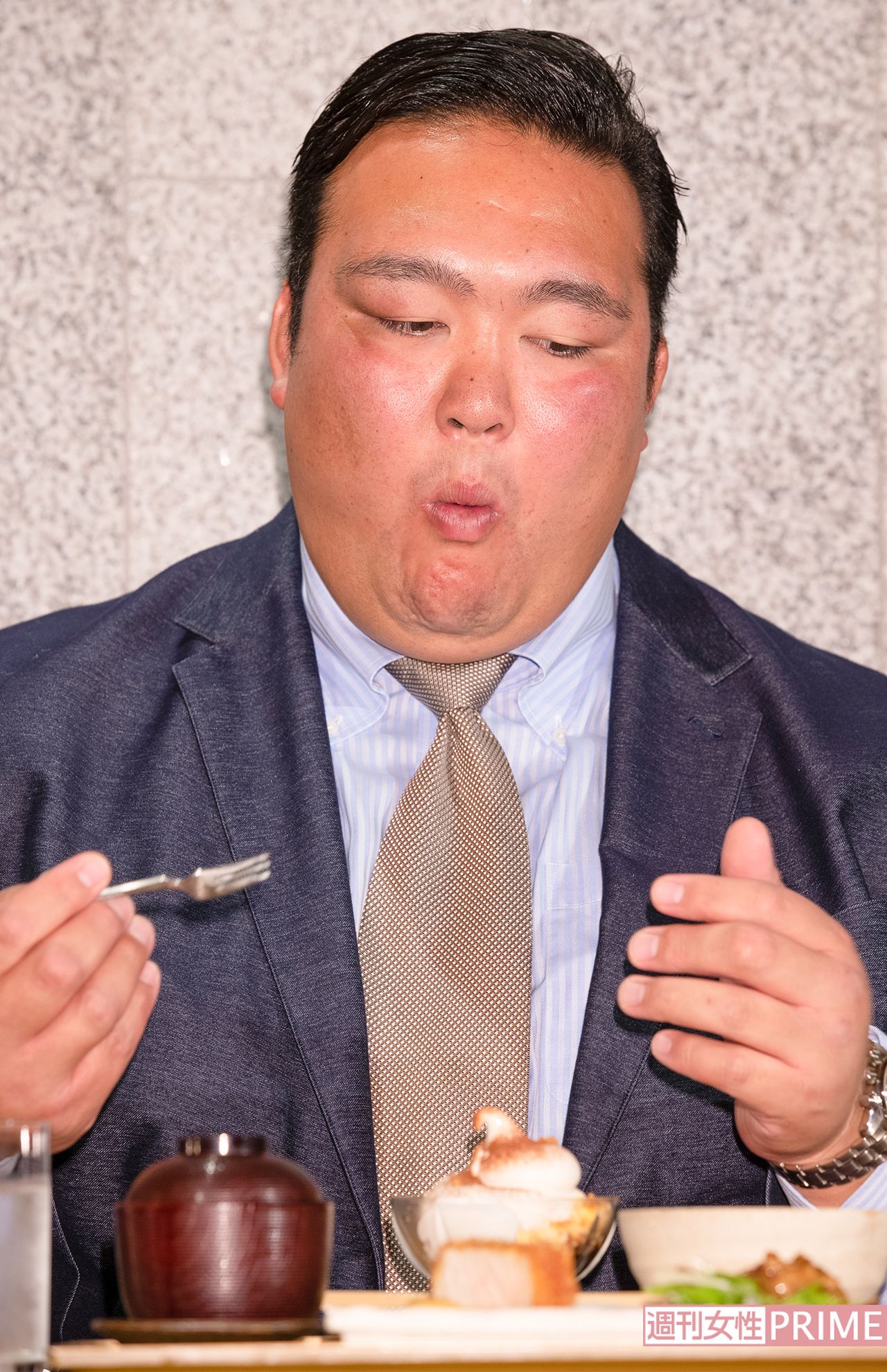 「果物で梨がいちばん好きなんです」とブランド豚肉のほか、糖度の高い梨『幻の恵水』をほおばり、この表情!