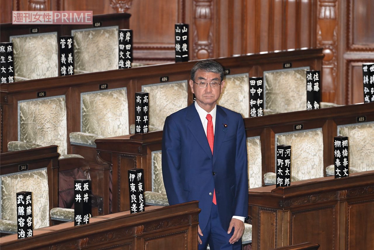 2025年10月、高市早苗首相の指名選挙終了後、国会内でひとり取り残された河野太郎氏