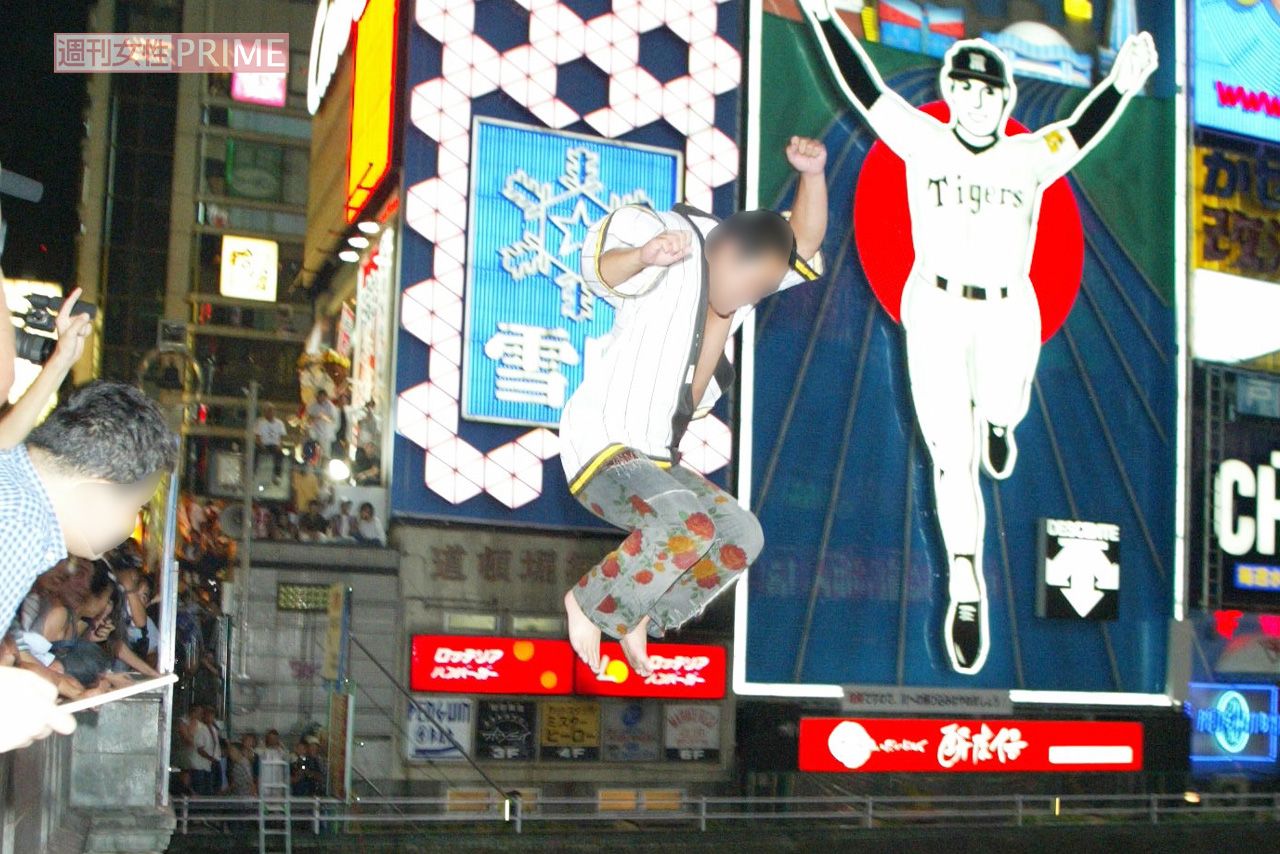 2003年9月15日、阪神タイガースの優勝を祝って道頓堀川に飛び込む男性