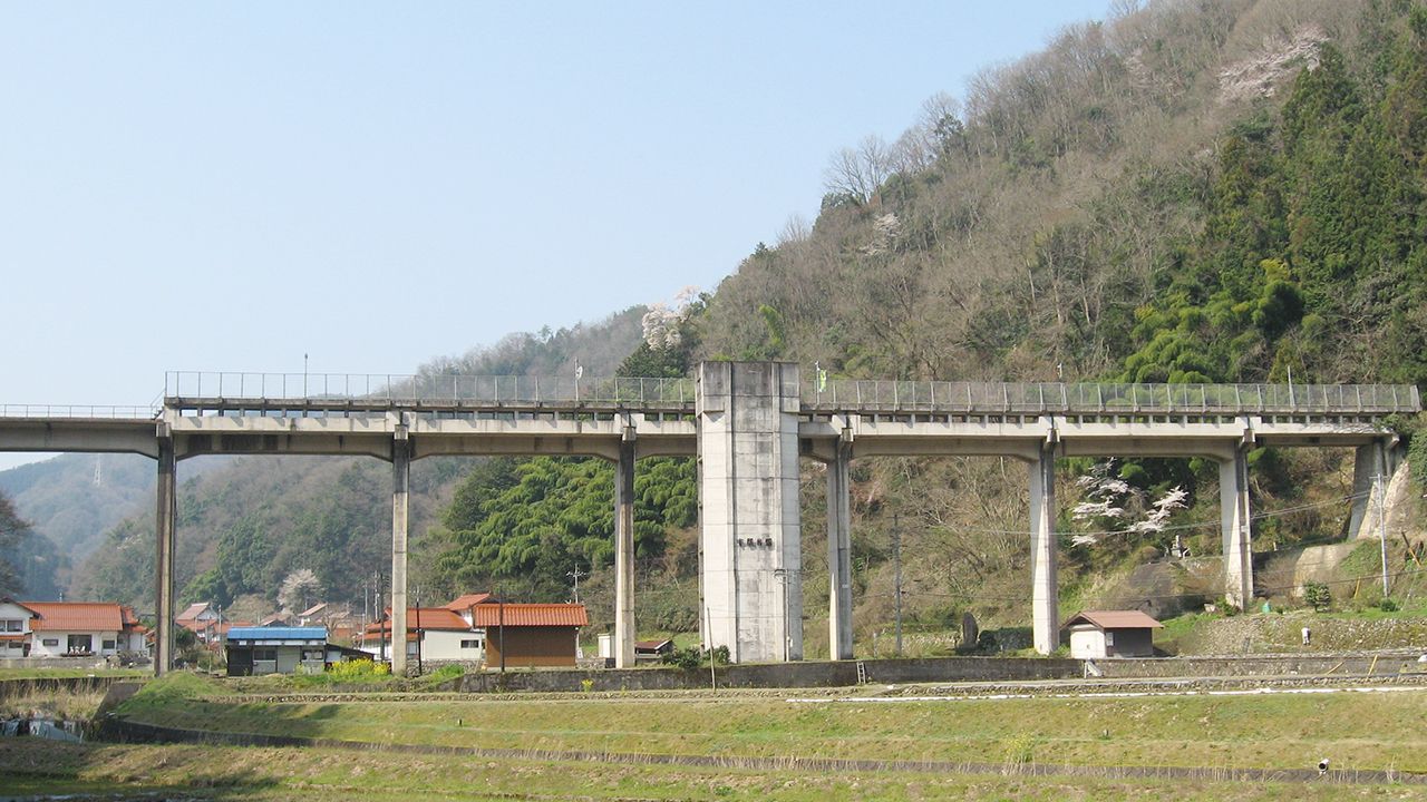 ■宇都井＝うづい　三江線（島根県）ホーム＆待合室が地上30メートルの高さにある“天空の駅”。エレベーターがないため116段の階段を上らなくてはいけない！