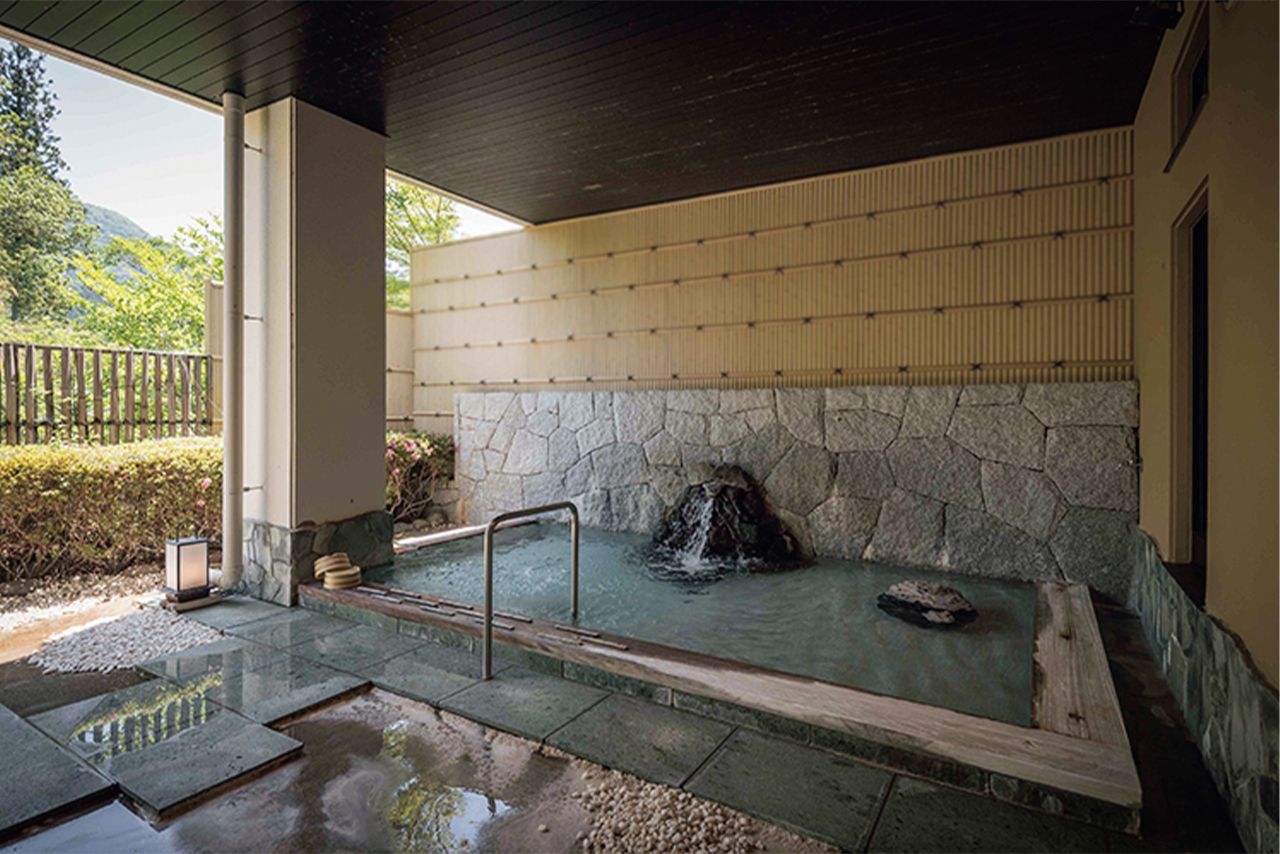 山々を眺めながら贅沢な時間を過ごせる庭園露天風呂。柔らかな湯あたりが人気