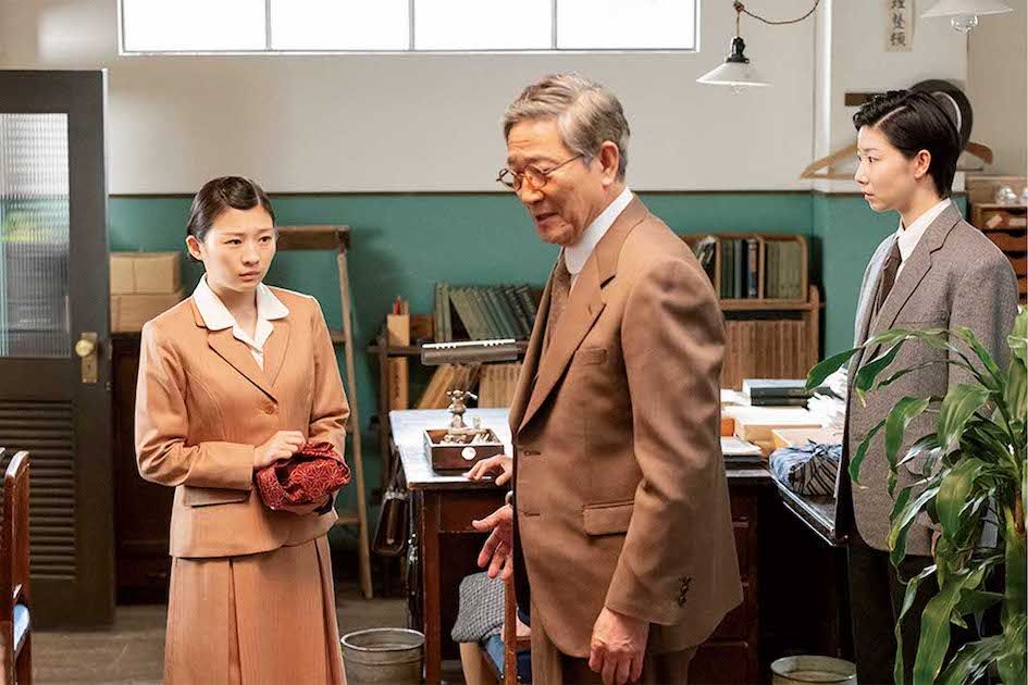 妊娠を黙っていたことと弁護士の職を辞することを伝えた寅子。よねは背を向けた（『虎に翼』39話）