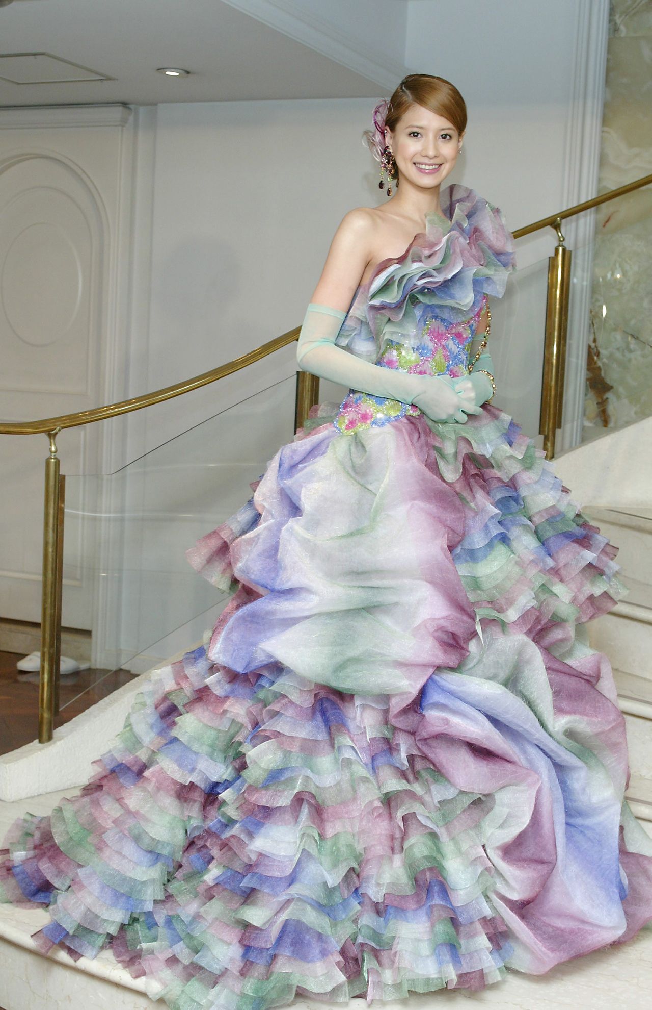 2004年のYUMI KATSURA　パリコレ記者会見での 200万円のドレスを着た吉川ひなのと、深田恭子、釈由美子、観月ありさ