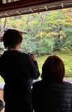 紅葉の名所として知られる京都の『瑠璃光院』の景色を楽しむ昭恵さん(左)と相川(右)