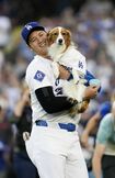 日本時間8月29日、始球式に登場した大谷翔平と愛犬のデコピン 写真/共同通信社