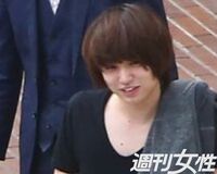 伊野尾慧が明大にビデオメッセージ、撮影禁止無視の学生も